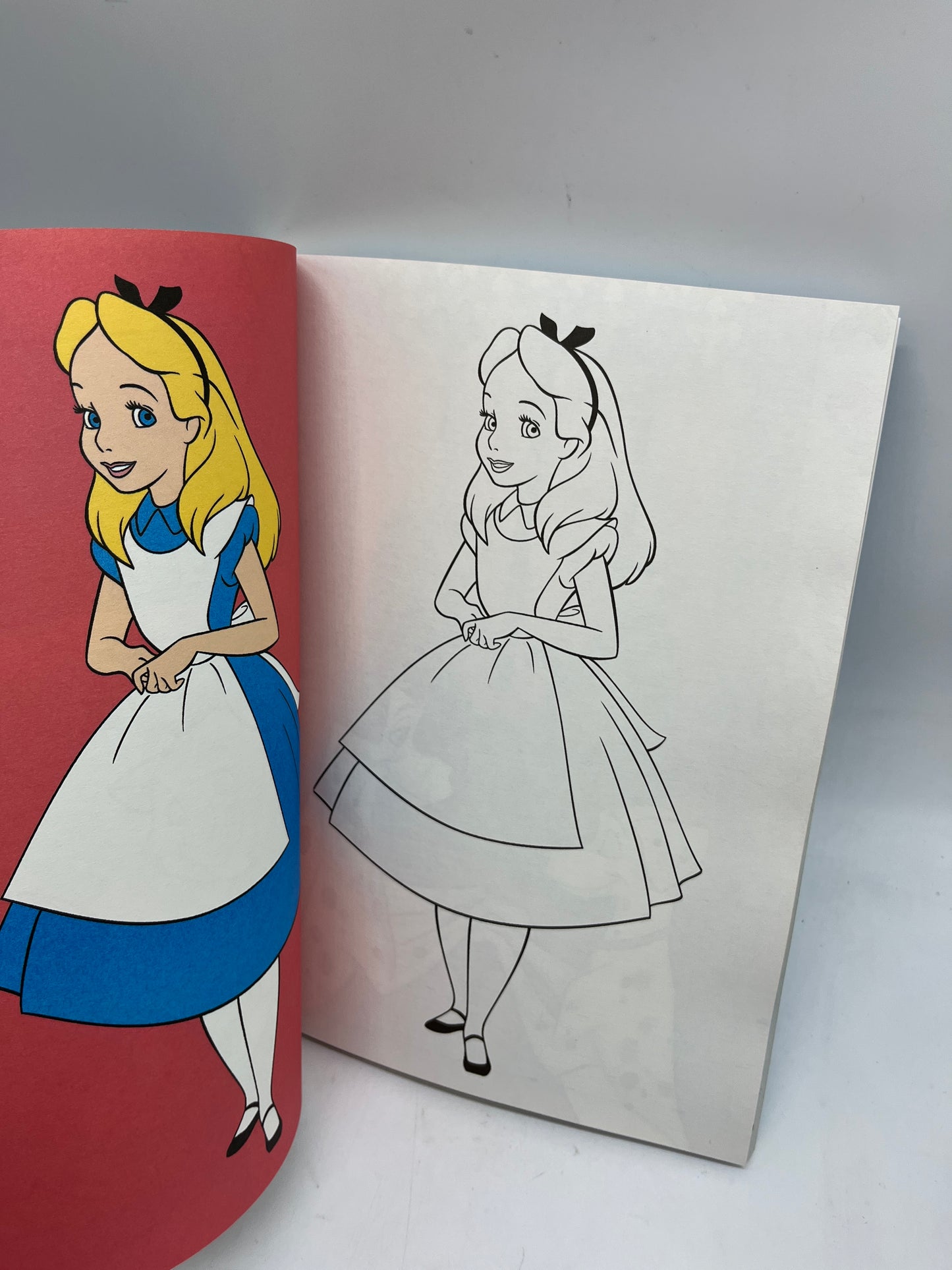 Livre d’activités Le monde de Disney  colorie ces personnages spécial Hiver Neuf