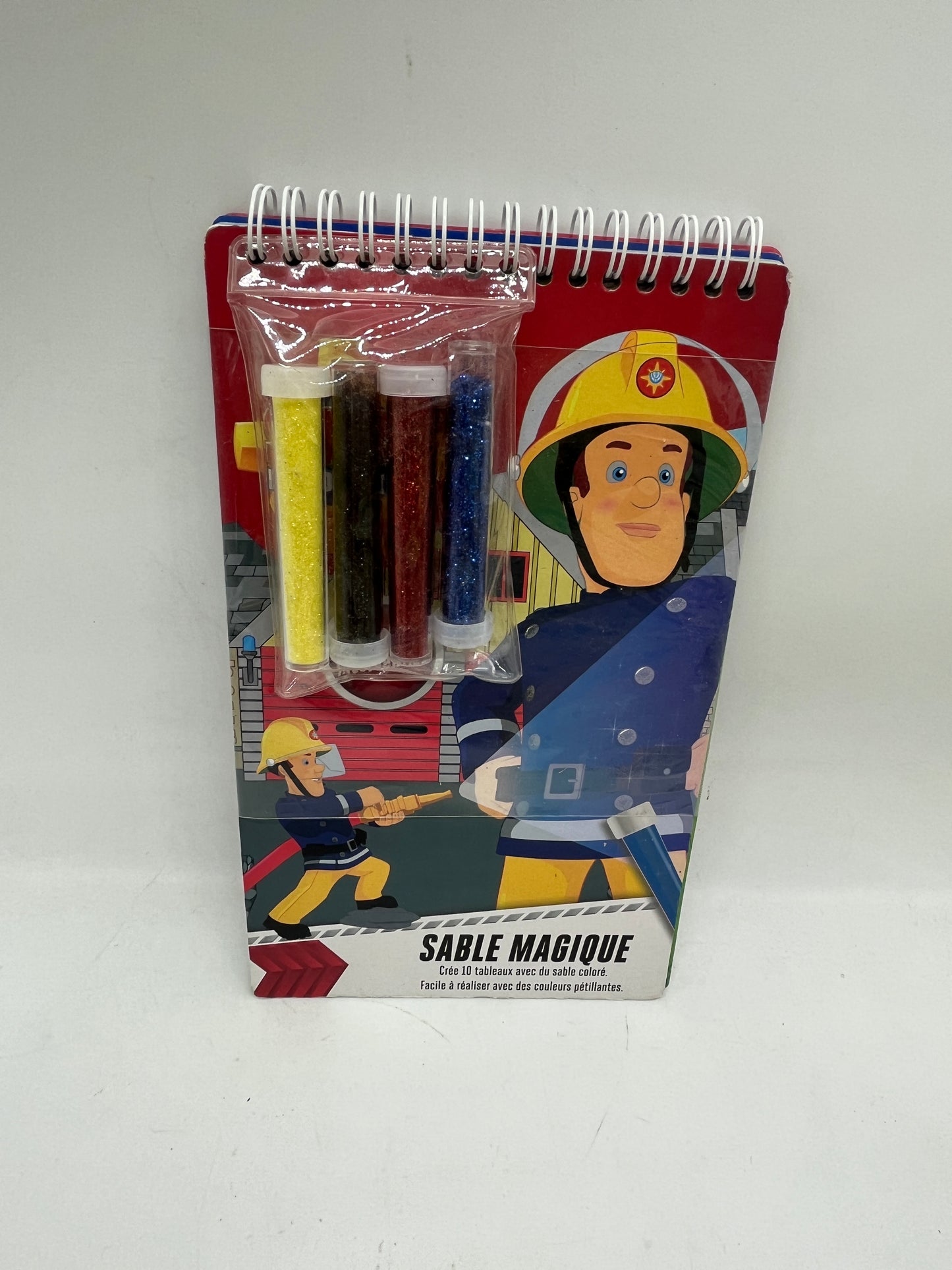 livre d’activité décor à sable Sam le pompier avec ces 4 tubes de paillettes thème à la caserne Neuf activités manuelles