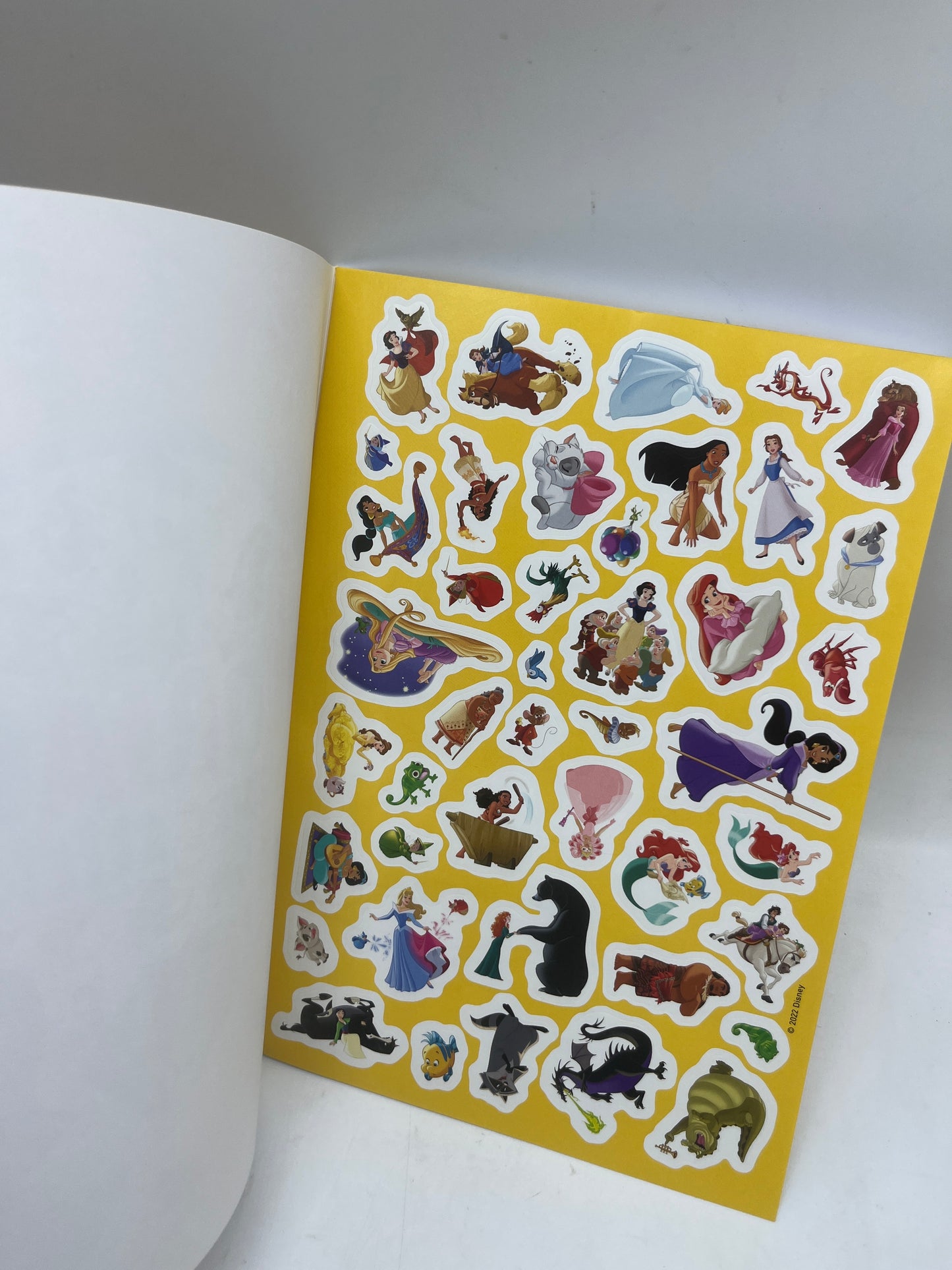 Livre d’activité Magazines Disney Mes  coloriages avec stickers Disney thème Princesses Neuf