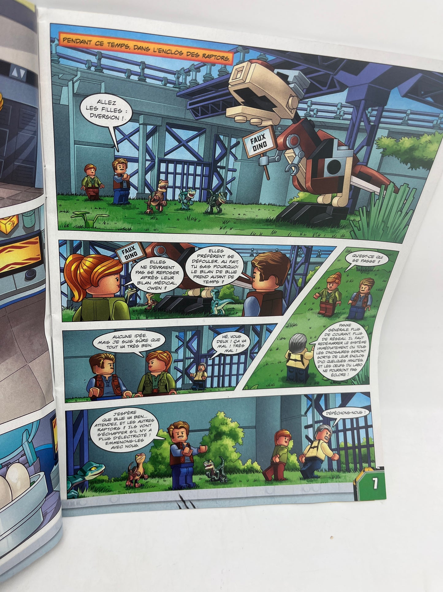 livre d’activité Magazine Lego Jurassic World avec sa mini figurine Raptor et son labo Dino  Numéro 15 neuf sous blister
