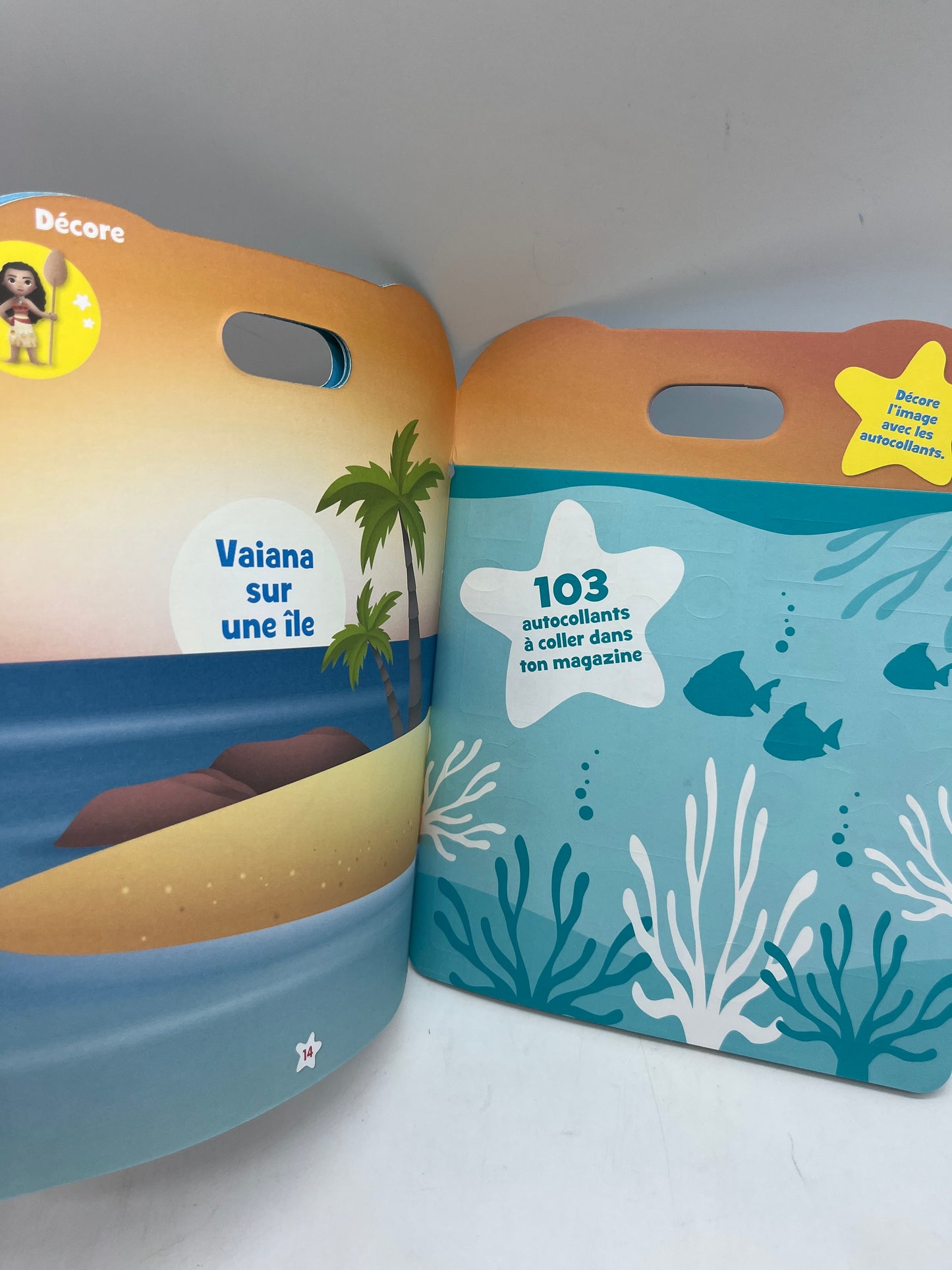Livre d’activité  magazine Disney baby avec ses gommettes Thème A la plage modèle hors série Neuf