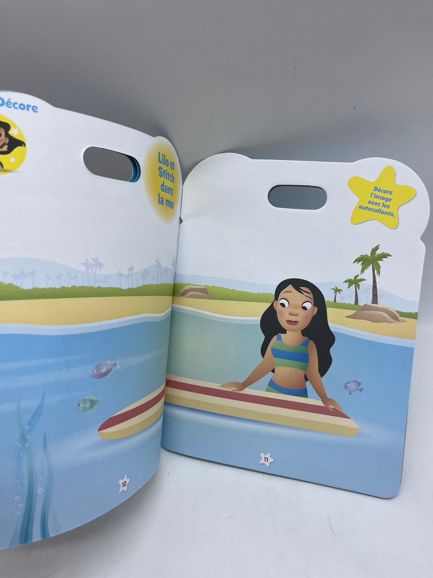 Livre d’activité  magazine Disney baby avec ses gommettes Thème A la plage modèle hors série Neuf