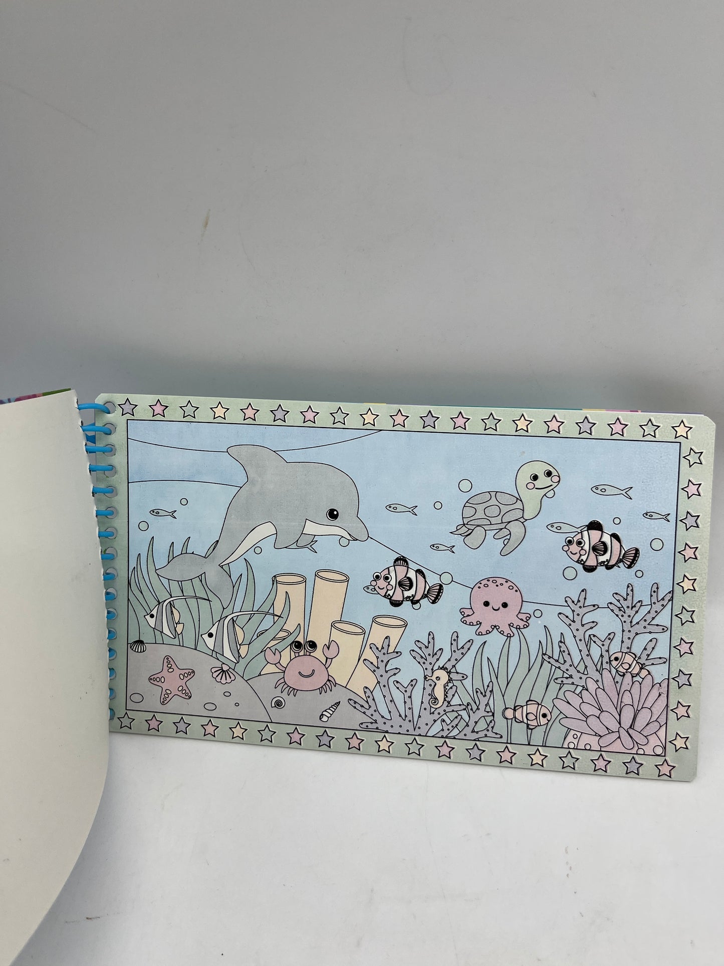 livre d’activité Eau surprise Coloriage magique avec son stylo adapté aux petites mains thème le monde marin Neuf