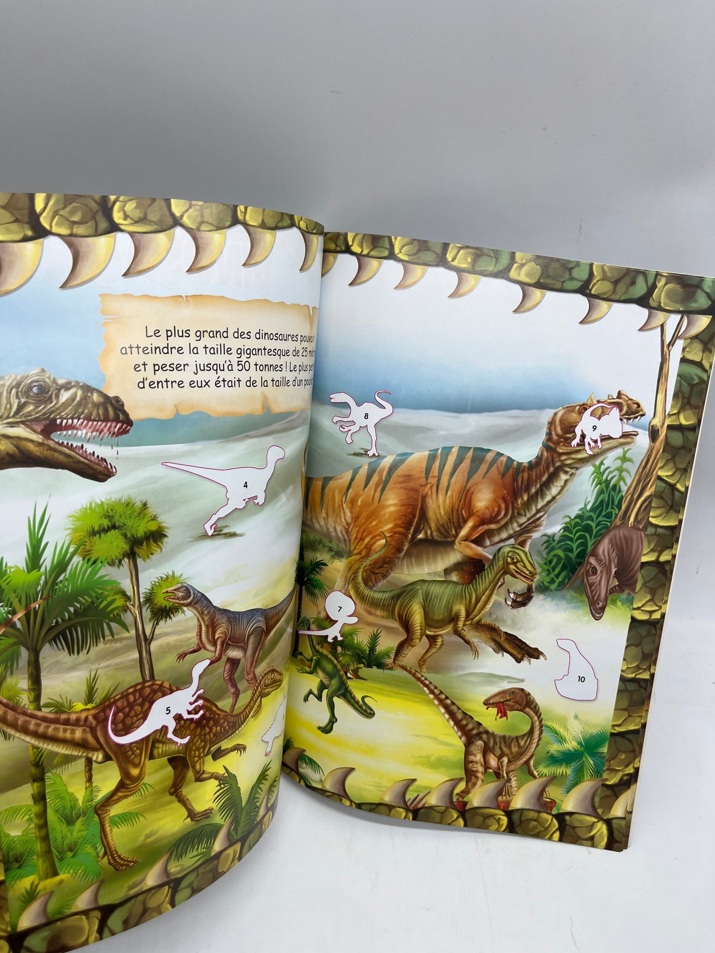 livre d’activité Jeux  avec plus de 100 autocollants Special dino  dinosaures  lis colle et joue avec les dinos Neuf