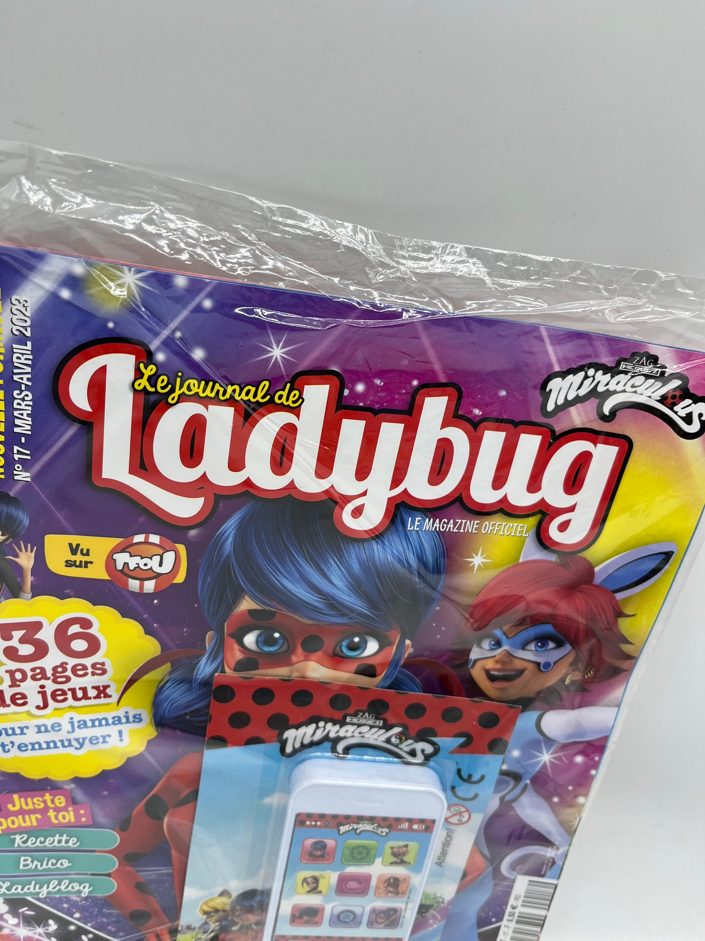 livre d’activité Magazine Le journal de lady bug Miraculous avec son téléphone portable Neuf !