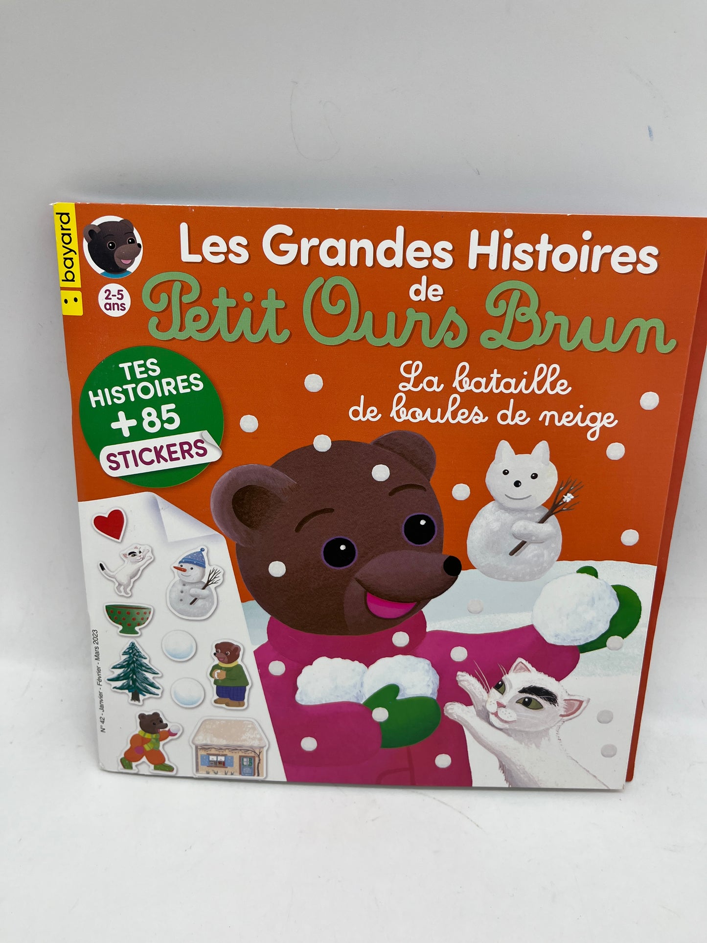 Livre d’activité magazine Les grandes histoires  de Petit Ours Brun thème la bataille de boules de neiges Neuf !