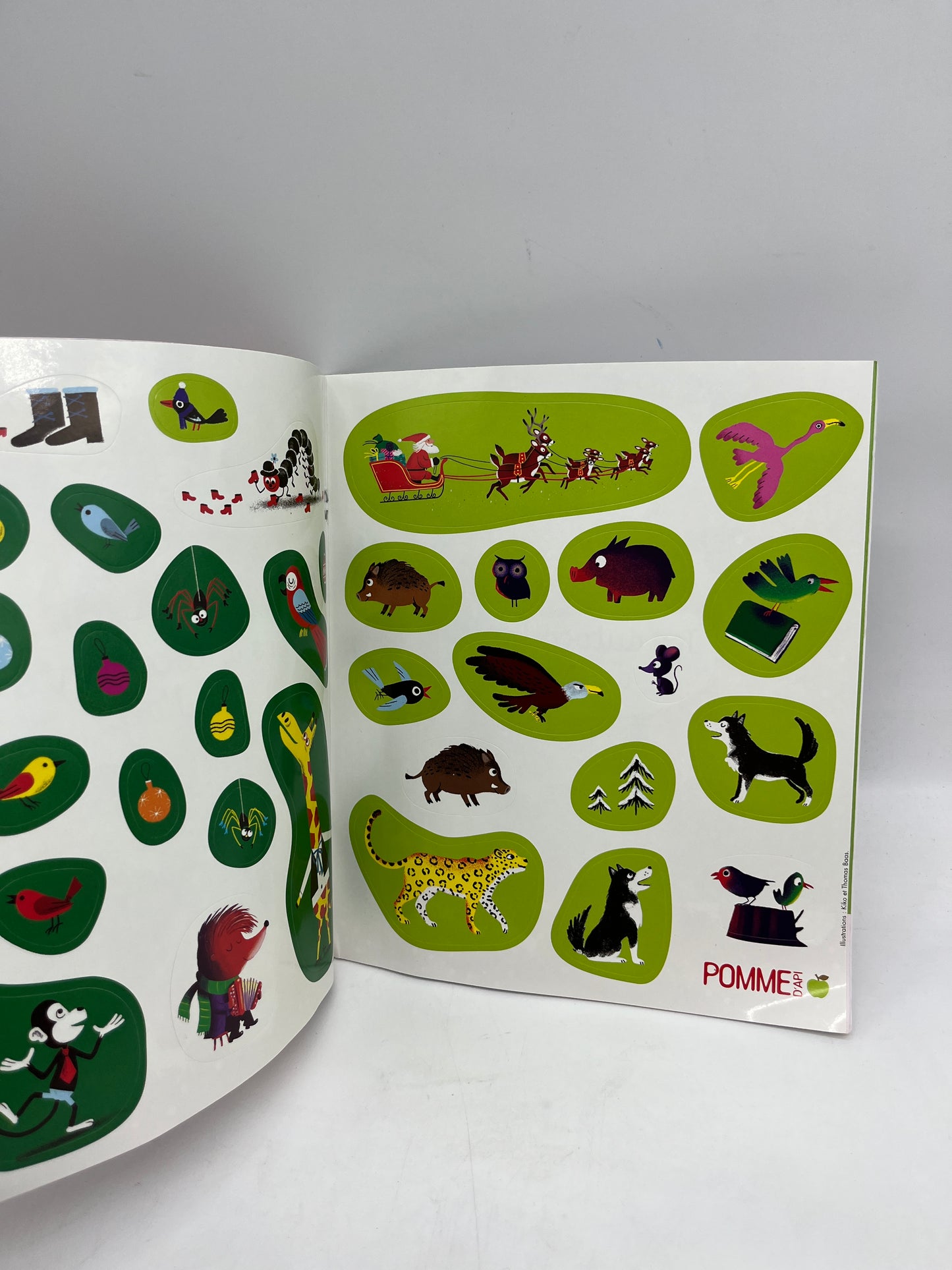 livre d’activite magazine  Pomme d’api mon cahier de jeu Noël Neuf avec ses crayons