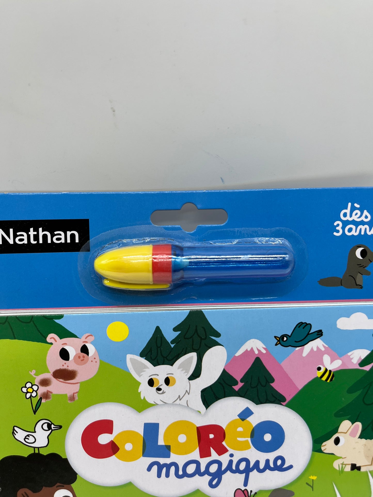 livre d’activité Coloréo magique avec son stylo adapté aux petites mains thème qui se cache chez les bébés animaux  Édition Nathan