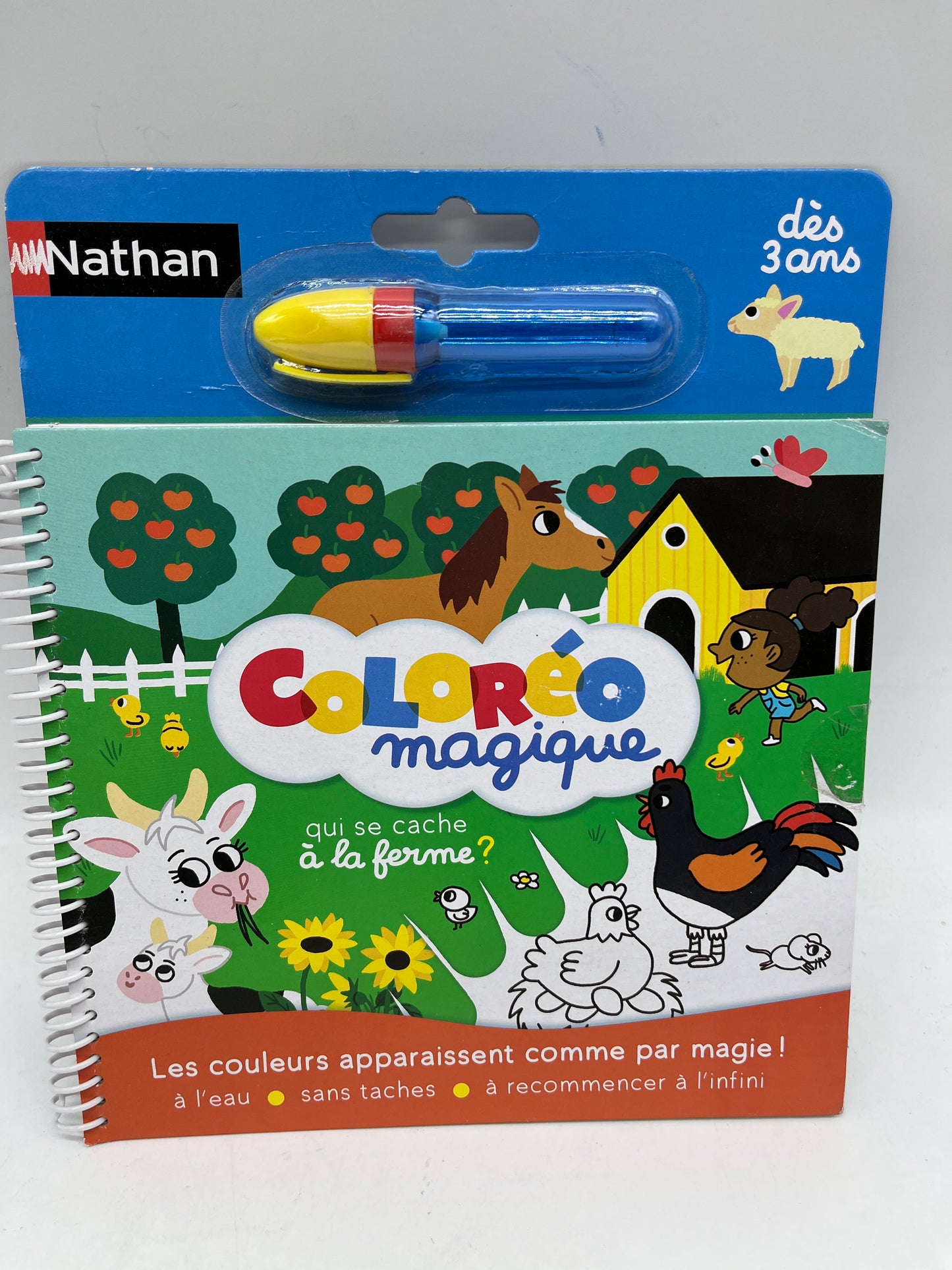 livre d’activité Coloréo magique avec son stylo adapté aux petites mains thème qui se cache à la ferme Édition Nathan