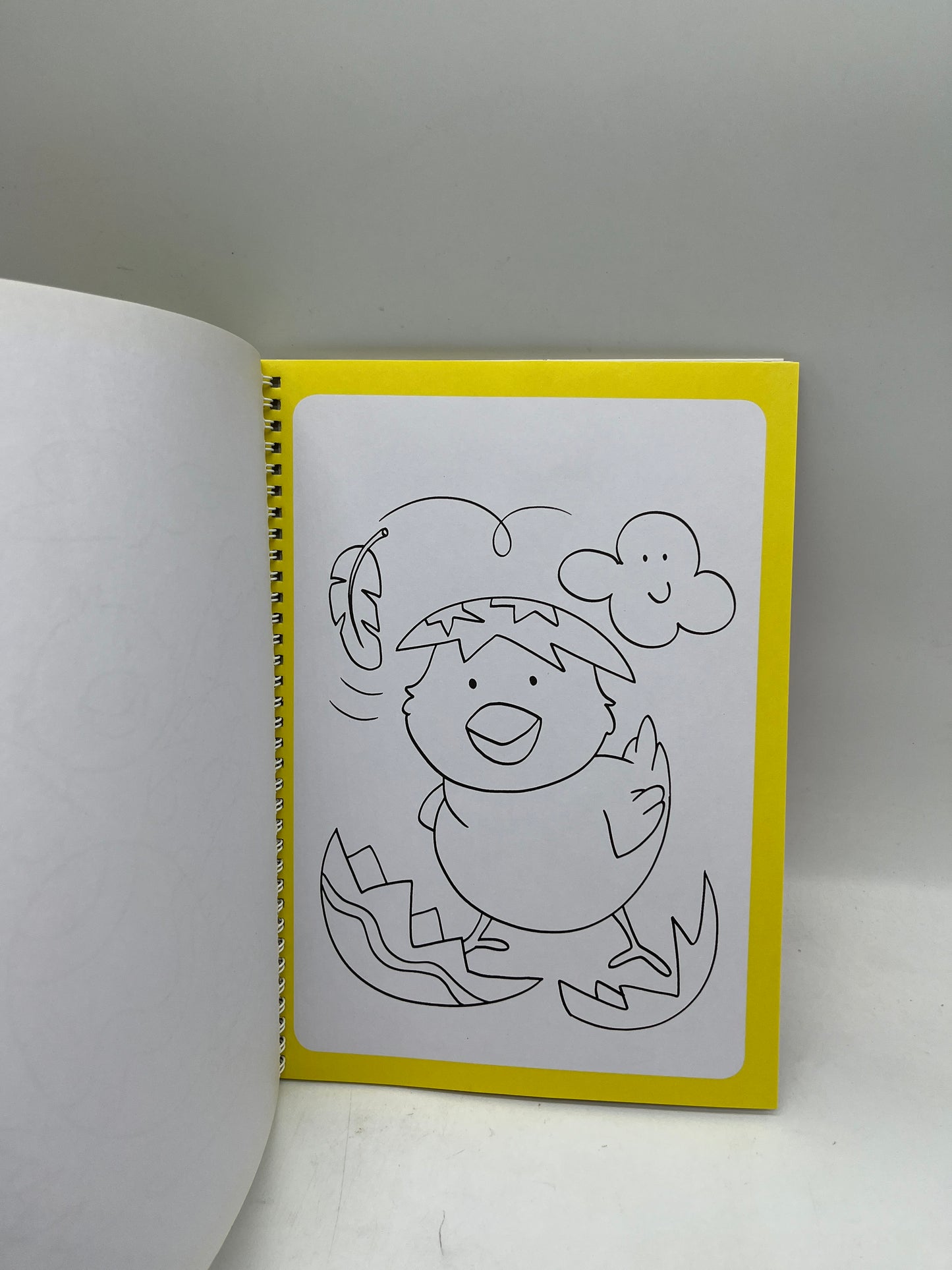 Livre d’activité C’est  Pâques mon beau coloriage avec  ces 4 feutres et gommettes Neuf